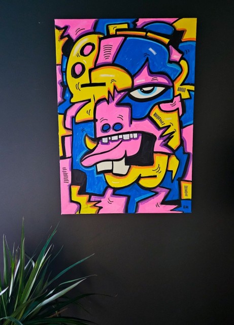 Surrealistisk figur i fargesterkt utseende med håndmalt maleri på lerret. Utmerket som maleri til stue. 