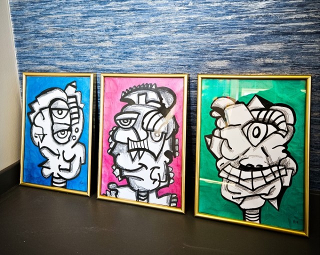 Kunstsamling: Unike tegninger / malerier med ramme. Dekorative bilder til hjemmet. Lowbrow art brut stil med surrealisme figurer, original kunst på papir. 