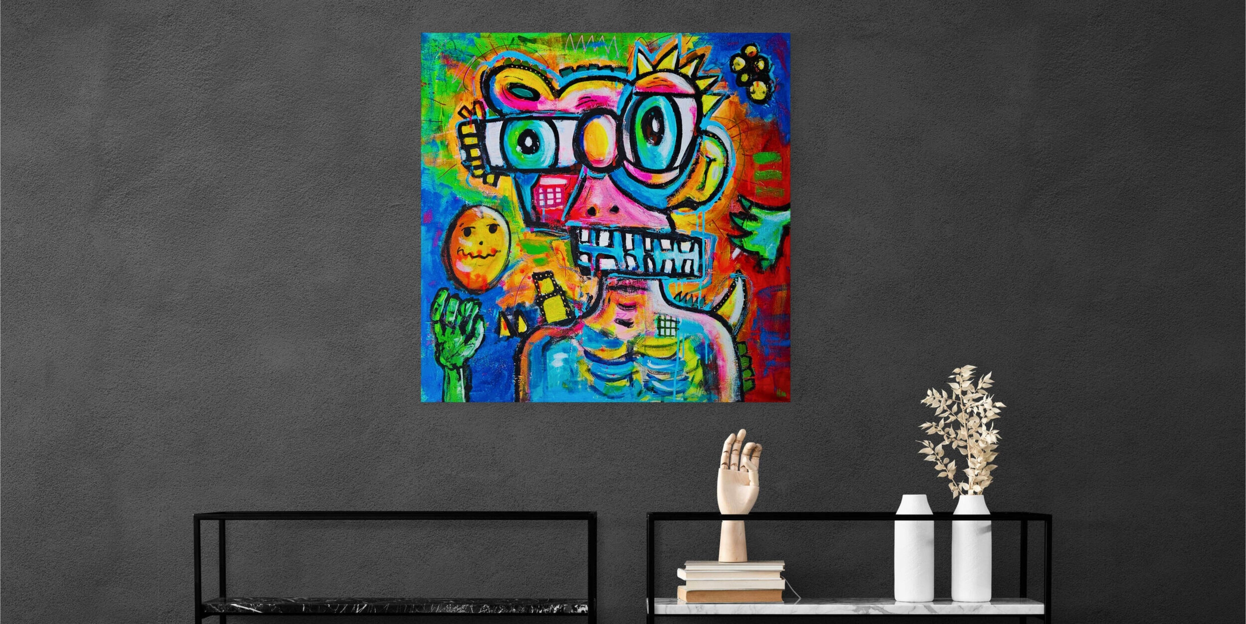 fargerik kunst på mørk vegg